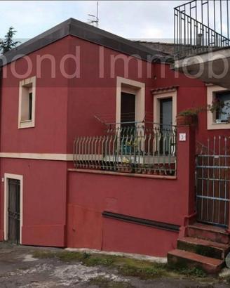Casa singola di 100mq con garage a Santa Venerina