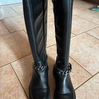Stivale nero basso con catena