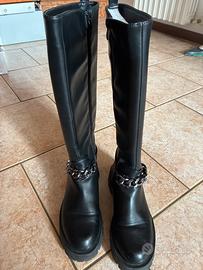 Stivale nero basso con catena