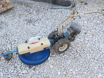 Motocoltivatore con piatto tosaerba e fresa neve