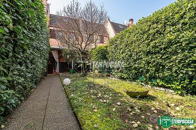 VILLA A SCHIERA CENTRALE