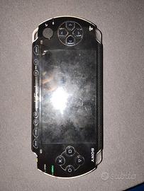 PSP + due videogiochi+ caricatore e 32 GB 