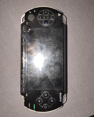 PSP + due videogiochi+ caricatore e 32 GB 