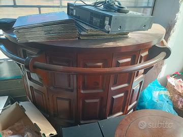 tavoli, sedie,  radio d'epoca 