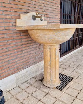 Fontana da parete in marmo