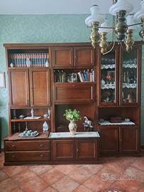 Parete attrezzata tenuta con cura nuova 