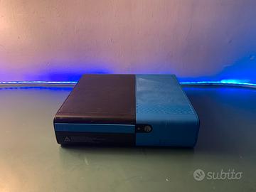 Xbox 360 E blu