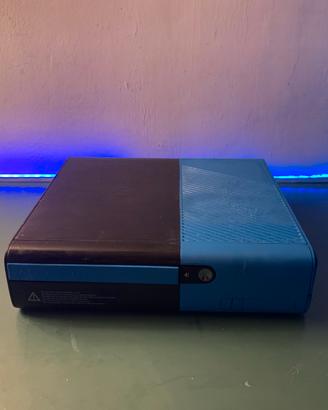 Xbox 360 E blu