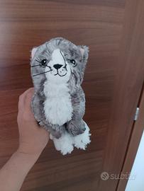 Peluche gatto grigio e bianco 