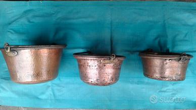 Paioli e pentole in rame antico