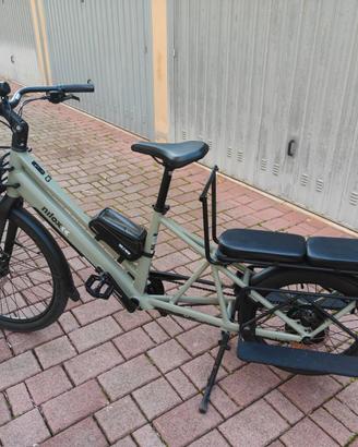 Cargo bike longtail con doppia batteria.