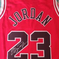 Maglia Bulls Micheal Jordan autografata con COA
