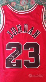 Maglia Bulls Micheal Jordan autografata con COA