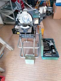 Macchina per saldare e pinzatrice Geberit