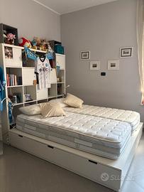 2 letti nordli e libreria kallax
