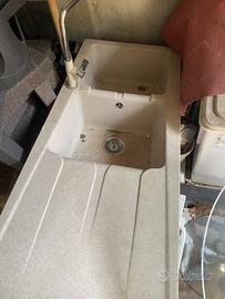 Lavello doppia vasca in pietra con sgocciolatoio