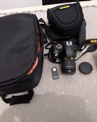 Reflex Nikon 3300, obiettivo 18-55, zaino, etc