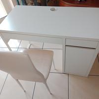 scrivania con sedia 