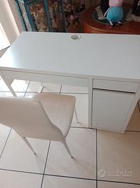 scrivania con sedia 