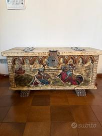 Cassapanca in legno di cedro intagliato