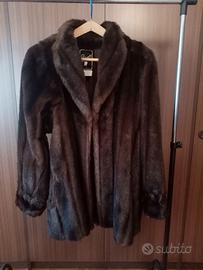 Giacca corta in ecopelliccia marrone