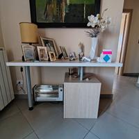 Scrivania beige con cassetti rosa
