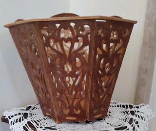 Portavaso Vintage in  Legno Traforato a Mano