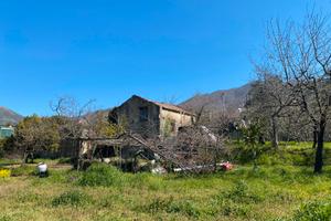 Fabbricato Rurale con Terreno di 15000 mq circa