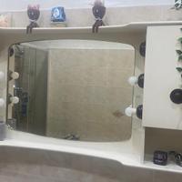 mobile bagno con specchio e lavabo