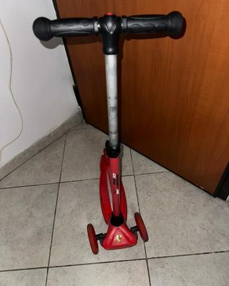Monopattino ferrari rosso