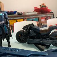 Macchina e moto volante con personagio batman