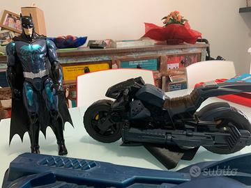 Macchina e moto volante con personagio batman