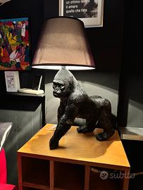 Lampada da tavolo gorilla con paralume nero