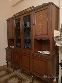 Vetrina vintage con intarsi