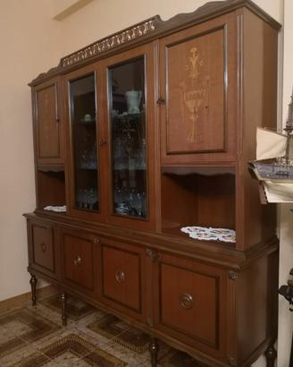 Vetrina vintage con intarsi