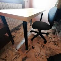 Scrivania d' ufficio o studio e sedia d'ufficio