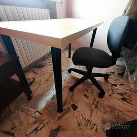 Scrivania d' ufficio o studio e sedia d'ufficio