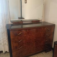 Comò antico con specchio più comodini e sedie