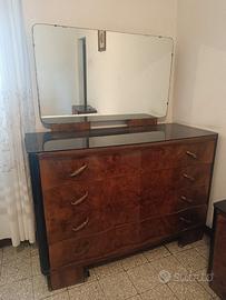 Comò antico con specchio più comodini e sedie
