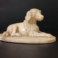 Statuetta in Alabastro - Spaniel Reclinato.