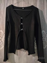 maglia nera vintage con bordi ondulati 