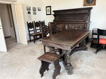 Mobili stile neo rinascimentale in legno intagliat
