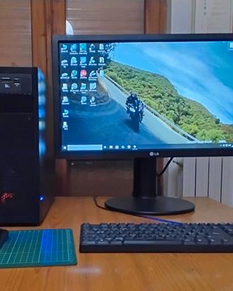 PC con 6 core, 8 GB RAM, SSD, monitor e software