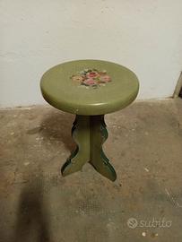 Tavolino snack e sgabelli artigianali in stile