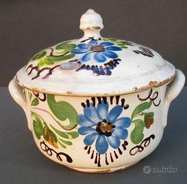 ANTICA ZUPPIERA IN COTTO SMALTATO.