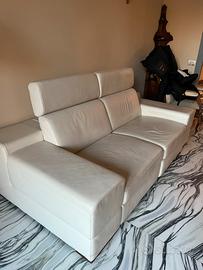 divano in pelle chiara