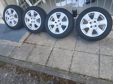 privato vedesi 4 cerchi per  macchina e gomme comp