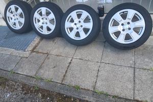 privato vedesi 4 cerchi per  macchina e gomme comp
