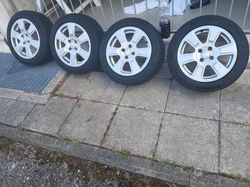 privato vedesi 4 cerchi per  macchina e gomme comp