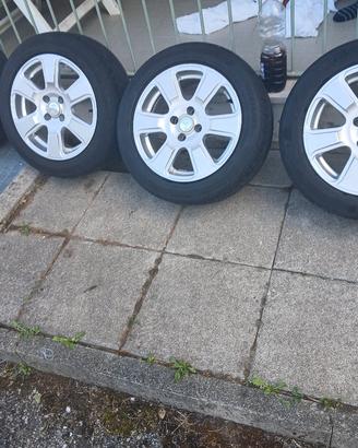 privato vedesi 4 cerchi per  macchina e gomme comp